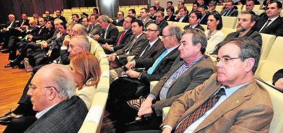 El mundo empresarial se dio cita ayer en el Aula de Cultura de Cajamar en Murcia para asistir al foro de exportación del sector agroalimentario . 