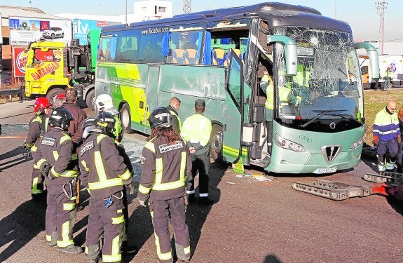 Estado en el que quedó el autobús escolar siniestrado ayer en Fuenlabrada. :: Víctor Lerena / Efe