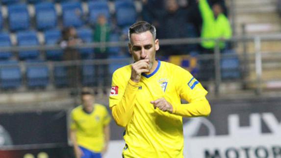 Abel Gómez en un partido con el Cádiz, su anterior club.