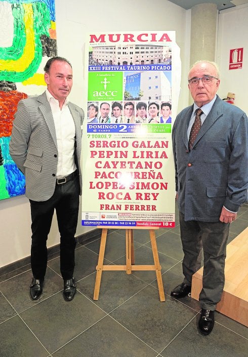 Pepín Liria y Ángel Bernal, con el cartel del festival.