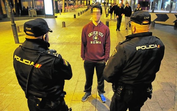 Una patrulla de la Policía Nacional, anoche, en las inmediaciones del teatro Romea.