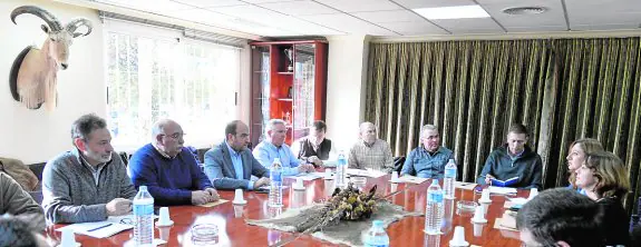 Imagen de la reunión mantenida el viernes en la Federación de Caza de Murcia.
