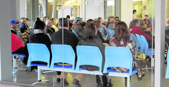 Usuarios, en la sala de espera del servicio de Urgencias del Hospital Santa Lucía. 