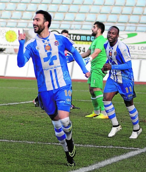 Pico festeja un gol en el Lorca-Huércal