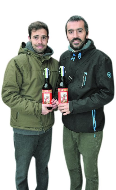 Javier y Gonzalo, con una de sus cervezas.