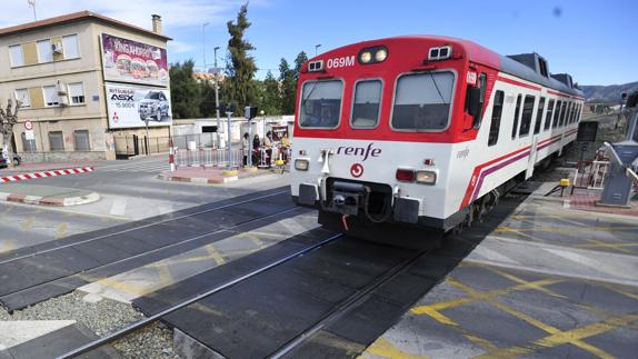 Un tren pasa por Murcia