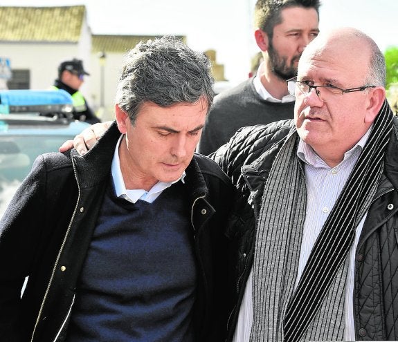El diputado Pedro Saura junto al edil Juan Salvador Sánchez.