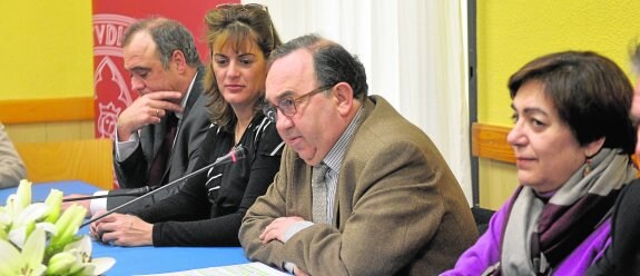 El rector, en la cafetería de La Merced, con la vicerrectora de Transferencia (d), la de Comunicación, y el secretario general de la UMU.