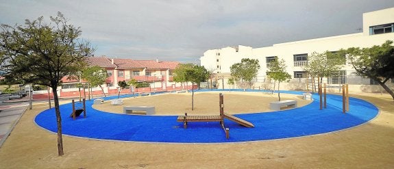 Pista para la práctica de 'street workout' o 'calistenia', en el jardín de la calle Sol de Torreagüera, junto al colegio Mirasierra.