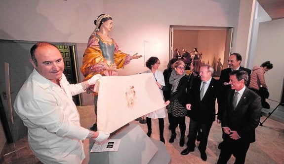 Noelia Arroyo, María Comas, Antonio Gómez-Fayrén, Pascual Martínez y Antonio Sánchez-Solís, ayer, junto a La Verónica de Salzillo, antes de su traslado a Caravaca de la Cruz.