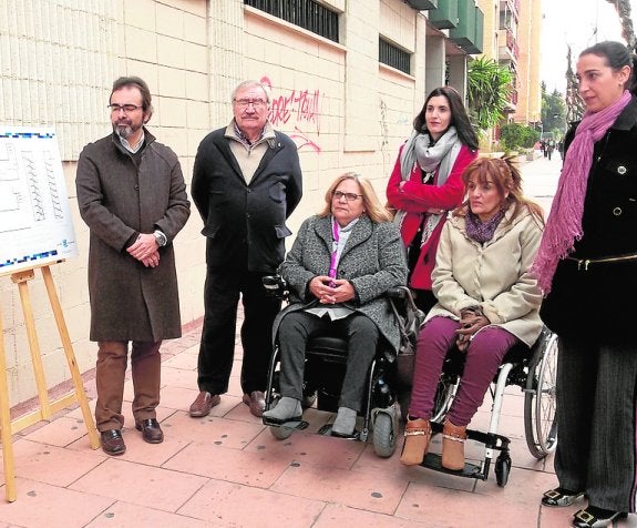 Miembros de Aspaym, Rivera y la directora general, Nuria Fuentes.