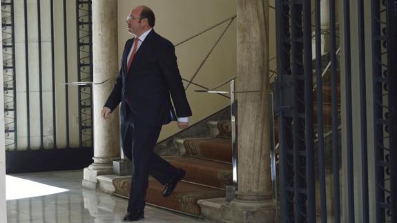Pedro Antonio Sánchez, este lunes, momentos antes de su comparecencia en San Esteban.