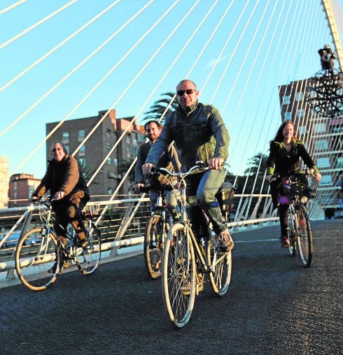 El comité organizador de los 'Achoencuentros', de Murcia en Bici, por la pasarela de Calatrava.