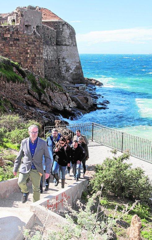 Políticos del PP recorren la antigua batería. 