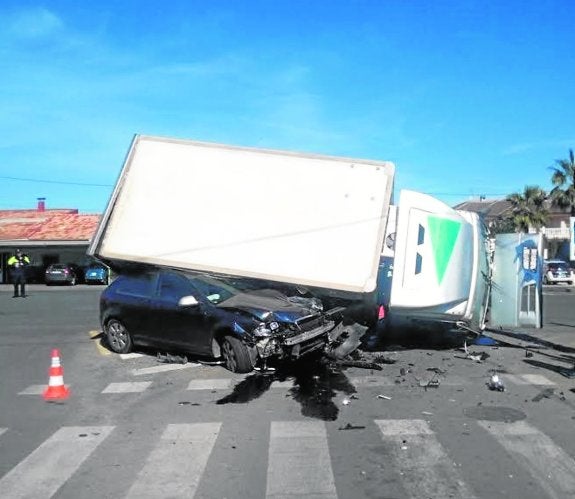 Estado en el que quedaron ambos vehículos, con el turismo aplastado por el camión.