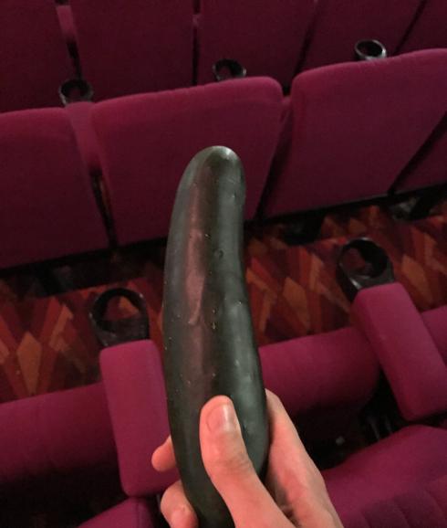 El limpiador de unos cines encuentra un pepino en la sala tras una sesión de '50 sombras más oscuras'