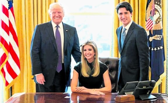 Ivanka Trump, sentada a la mesa del Despacho Oval, flanqueada por su padre y el primer ministro de Canadá, Justin Trudeau. :: TWITTER