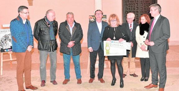 María José Ruiz, tras recibir el premio del concurso para el cartel de la Semana Santa.