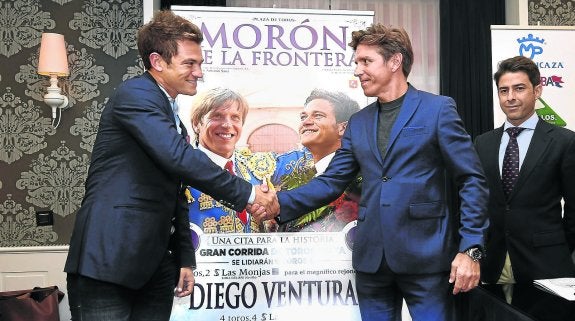 Julio Benítez (i) y Manuel Díaz (d), ayer en la presentación de la corrida que compartirán el 11 de marzo en la plaza de Morón.