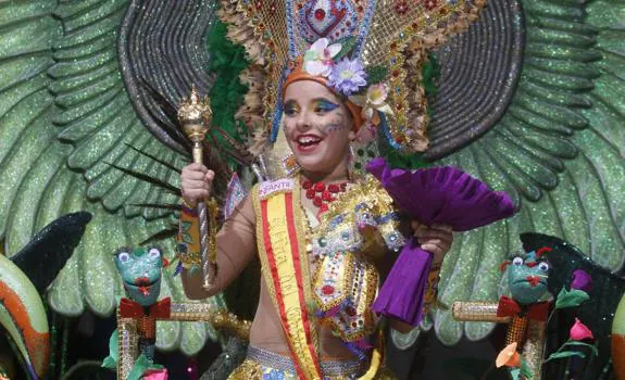 Andrea Guerrero, este viernes por la noche, tras proclamarse reina infantil del Carnaval de Cartagena.