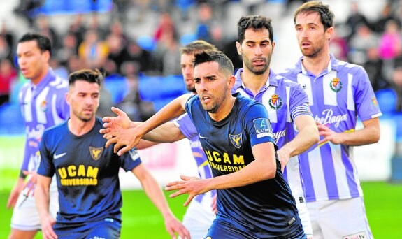 Juande, del UCAM, intenta zafarse de tres jugadores del Valladolid, ante la mirada de Natalio.

