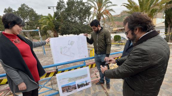 El consejero de Fomento hace una foto a los planos de las obras del Calvario.