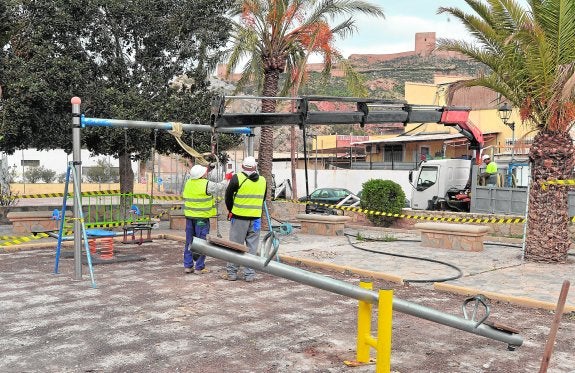 Operarios retirando, ayer mañana, los juegos infantiles de la Glorieta del Calvario con ayuda de una grúa para iniciar las obras.