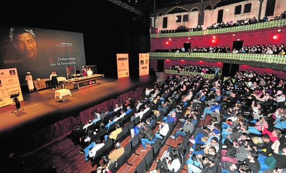 Joan Roca, ayer sobre el escenario del Teatro Circo Murcia, durante su lección magistral.