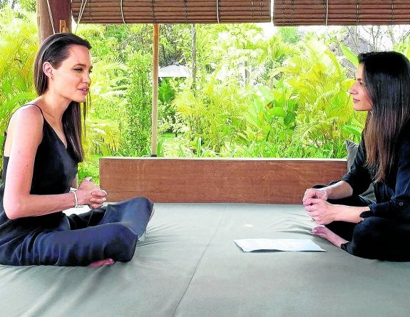 Angelina Jolie, durante su emotiva entrevista con la periodista Yalda Hakim. :: bbc world news