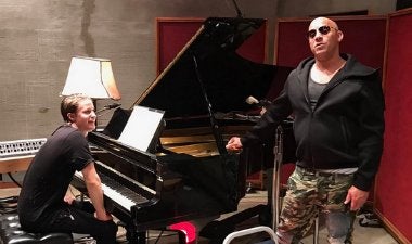 Vin Diesel cantando la canción 'It Ain't me'.