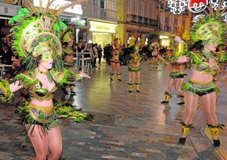 Colores de fiesta en la Puerta de Murcia. :: A. G. / AGM