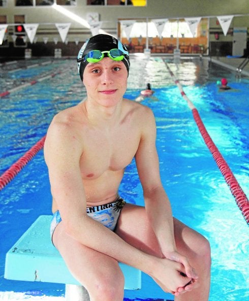 Alejandro Puebla, ayer en la piscina de la Urbanización Mediterráneo. 