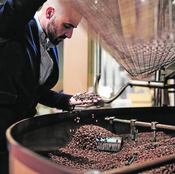 Francisco Bernal, en el tostadero de la firma ubicado en el polígono Cabezo Beaza. 