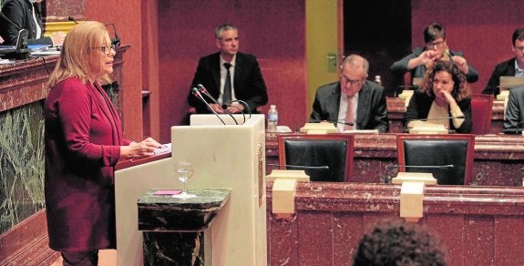 La consejera Sánchez-Mora, durante su intervención, escuchada por diputados socialistas.