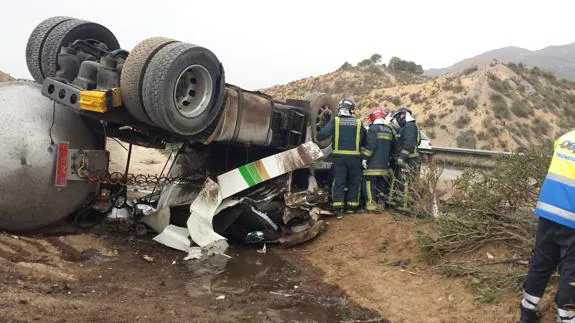 El camión, volcado en la autovía A-7 en Lorca. 