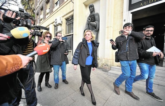 Martínez-Cachá, rodeada de periodistas y cámaras, a su llegada al Palacio de Justicia.