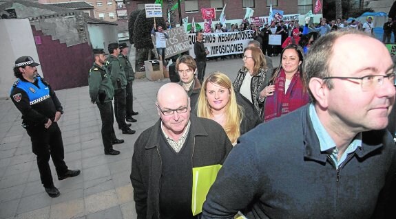 «No nos movemos hasta que nos paguen»