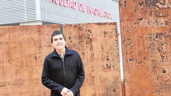 Antonio Skarmeta dirige el equipo de investigación que colabora en el desarrollo del Proyecto Aries