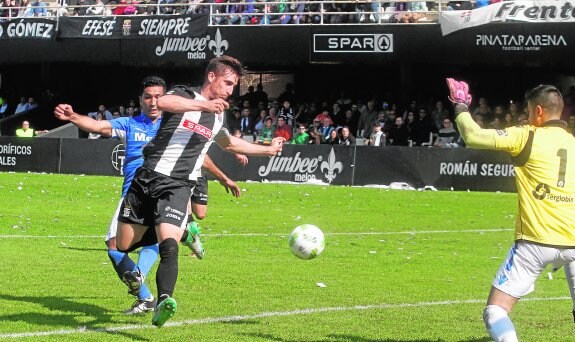 Fernando Llorente marcando de tacón ante el Melilla, con algunos de los patrocinadores principales del club en la imagen. 