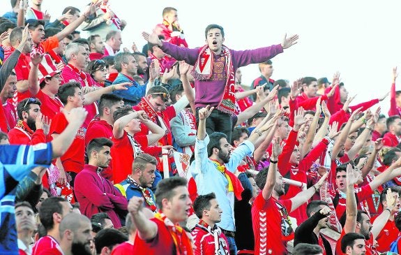 Aficionados del Real Murcia animan a su equipo desde el fondo norte superior del estadio Cartagonova en el derbi de la pasada temporada.