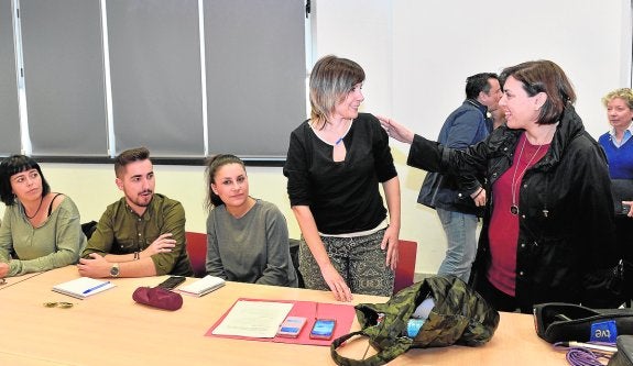 La consejera de Sanidad, Encarna Guillén, saludando ayer a representantes de ONG, con quienes se reunió para analizar el resultado de la instrucción sobre asistencia sanitaria a 'sin papeles'. 