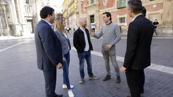 Nira Juanco, Antonio Lobato, Pedro Martínez de la Rosa y directivos de Ford, este jueves, en Murcia.