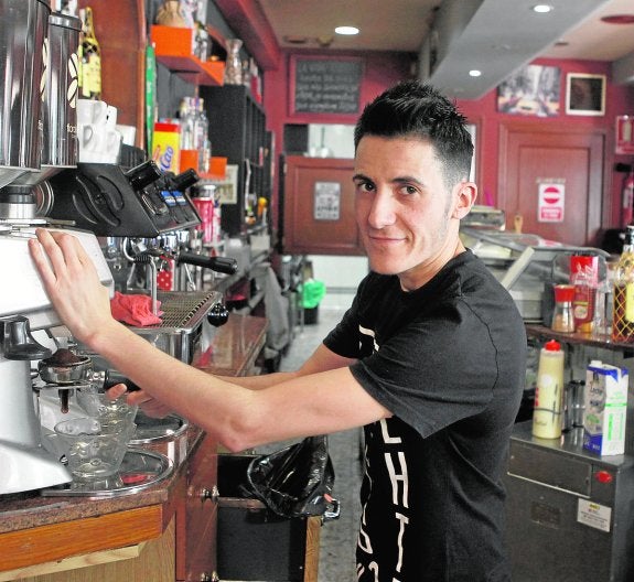 Álvaro González, en su bar del barrio de San Andrés, en Murcia.