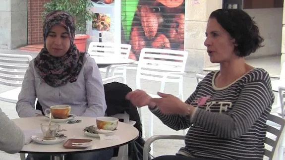 Bouchra Khettou y Jamila Amahjour, dos mujeres musulmanas con posturas enfrentadas sobre el velo. 