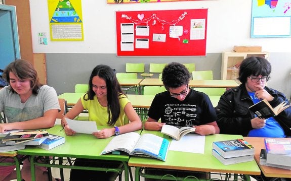 El Grupo 'Los Chinos', del Instituto de Educación Secundaria Ruiz de Alda, de San Javier, participó en la edición de 2016 con Iván, Alba, Pablo y Mario, guiados por su profesora Sonia.