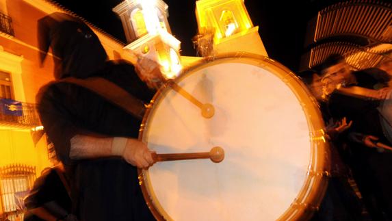 Celebración de la noche de los tambores de Mula.