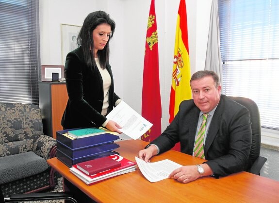Carlos Bernabé, en su despacho, con la secretaria de la asociación empresarial, Sofía Manrubia. 