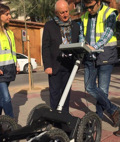 Técnicos buscan restos arqueológicos en la Avenidad Alfonso X de Murcia. 