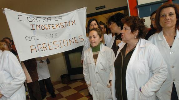 Imagen de archivo de una protesta de profesionales sanitarios contra las agresiones.