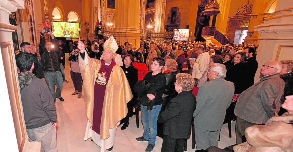 El obispo consagra la colegiata de San Patricio
